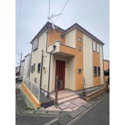 外壁を濃いオレンジ×クリームに塗り替えたことで、建物全体が一気に明るく華やかな印象に。見る角度によって表情が変わり、街中でも目を引くデザインに生まれ変わりました。