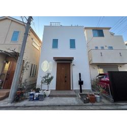 白一色の塗装でリフレッシュし、まるで新築のような美しい外観に。ミニマムな建物デザインが際立ち、洗練された印象に生まれ変わりました。