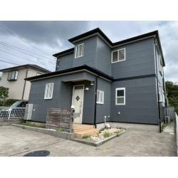 外壁全体をネイビーで統一したことで、白い窓枠がアクセントとなり、洗練されたデザインに。重厚感と清潔感を併せ持つモダンな外観に生まれ変わり、新築のような美しい仕上がりになりました。