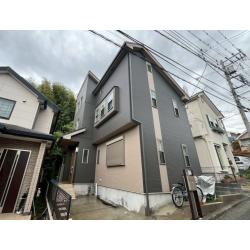 白い外壁にネイビーのラインが入った爽やかな印象のお住まいでしたが、サイディング特有のチョーキングやコーキングの劣化、汚れの付着が見られました。