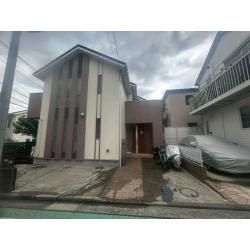 クリア塗装で素材の質感を活かしつつ、濃茶の塗装で全体を引き締めたことで、重厚感のあるデザインが再び際立ちました。建物本来の雰囲気を保ちながら、新築のような美しさに生まれ変わりました。