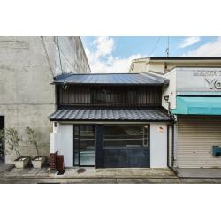 築70年以上の町家のフルリノベーションした、『リノベ特化型モデルハウス』です。ボロボロになっていた壁なども全てやり直し、空間の使い方から再構築しました。【断熱】【耐震】【間取り】【キッチン】【風呂】【トイレ】【玄関】【外壁・屋根】すべての性能向上をしております。
戸建てやマンションのリノベーションや、店舗・民泊などのビジネスにもご参考いただける物件です。