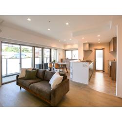 LDKから水回りまでの間取りを大きく変更したマンションリノベーション。窓からたくさん入る光が気持ちよく、アールをあしらった壁や棚で空間をやわらかく感じさせます。パントリーを大きくとって収納抜群、キッチンから洗面・お風呂に続くので家事動線も便利になりました。