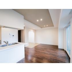 マンションによくあるLDK＋和室の間取り。和室の壁の位置も変更して籠れるサイズ感の書斎を作りました。リビングも広くなって快適に。内窓リノベは補助金の対象なので、コスパよく断熱性能も向上できました。