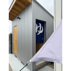 庭に倉庫とサウナを併用した離れを設置。