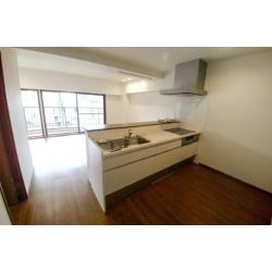 壁付けのキッチンを大幅にリフォーム。
使い勝手のいい対面型キッチンに変更する工事を行いました。
 お料理を作りながらリビングが見渡せ、開放感溢れる空間にするためにキッチン前の壁はありません！
これなら小さなお子様がいらっしゃるご家庭でも安心してお料理ができるはずです。