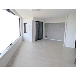 中古マンションをご購入されたお客様より、既存の間取りを見直して、開放感のある住まいにしたいとのご要望をいただきました。もともと勝手口前に一室あったスペースは、壁を解体してリビングと一体化。遮られていた視線が抜け、明るく広々とした空間へと生まれ変わりました。内装は、LDのフローリングを明るいトーンのフローリングへ新調。お客様好みのスタイリッシュなお色味の玄関、キッチン、トイレの床と、アクセントクロスも取り入れ、シンプルながら上質さを感じられる仕上がりとなっています。生活動線を見直しつつ、開放感と快適性を両立したフルリノベーションとなりました。