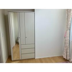 子供部屋を分けるため、新しく購入される家具にあわせて間仕切り壁を造作しました。