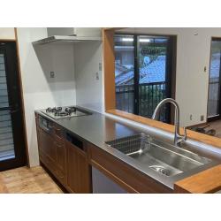 ウッドワンのキッチンで、食洗器もフロントオープンタイプで大容量です。取手も別手配で奥様のイメージ通りに仕上がりました。
浴室のアクセント面は濃色のお色を採用頂き、高級感のある仕上がりとなりました。
造作風の洗面化粧台は新築のようなお洒落な洗面台です。