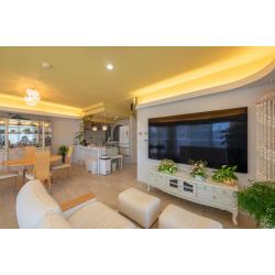 関東から長崎への移住を機に、中古マンションのリノベーションを決断されたお客様。
ホテルライクな高級感と、細部までこだわり抜いた高い機能性を両立させた上質な住まいがここに完成しました。