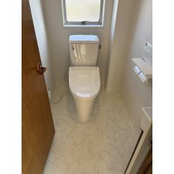 タイル床・壁のトイレ空間でトイレ自体の老朽化も進み、寒々しく感じる空間だったので床・壁等を造作し、クロス仕上で
明るい空間に仕上げました。