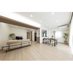 水まわり設備の劣化をきっかけにスタートしたリフォームは、設備交換だけではなく、空間づくりから再構成。和室と廊下を取り込んだLDKは、キッチンの吊戸棚をなくしたことにより、開放感あふれる空間に。インテリアはグレージュを基調に間接照明を効果的に取り入れ、落ち着きと統一感のあるデザインをセレクト。訪れた友人が思わず写真を撮りたくなる心地よい魅力的な住まいへと生まれ変わりました