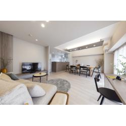 築24年のマンションが洗練された中に温もりを感じられる空間に生まれ変わりました。和室とつなげ、広くなったLDKは、部分的に下がり天井を作り、間接照明を設置してマンション特有の天井梁を目立たなくさせる工夫が施されています。インテリアは和と北欧を融合させた「ジャパンディ」。温かみある調和した住まいになりました。