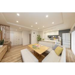 家具配置がうまくいかず、くつろげなかった空間が、ダイニングとリビングを兼ねた居心地のよいスペースに生まれ変わりました。構造上リビングを広げるのが難しい中、ソファータイプのダイニングセットを採用。キッチンも新調し、明るく開放的な印象に。壁面収納で空間はすっきりと整い、さらにワークスペースも確保。ご家族の在宅勤務や学習にも便利で機能的なリフォームとなりました。