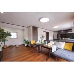 祖父母様が長年暮らした住まいを引き継ぐことになったご夫婦は、空間をより有効に活用すべく２階を生活の基盤とする間取りに
リノベーションしました。お気に入りは愛車を眺めながら作業ができる書斎です。インナーガレージを設置したことで、愛車を守る
だけでなくインテリアの一部としても楽しめる車好きにはたまらない空間が出来上がりました。