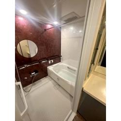 丸鏡が映えるバーガンディ浴室へ劇的進化