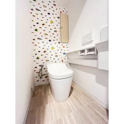 遊び心あるお魚クロスのトイレ空間