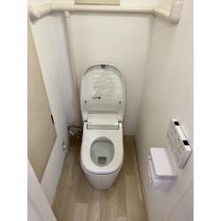 古くなったトイレをPanasonic「アラウーノ」へ交換し、内装もあわせてリフォーム。タンクまわりがすっきりしたことで、限られたスペースにもゆとりを感じられる空間になりました。木目調の床がやさしいアクセントとなり、明るく清潔感のある、毎日気持ちよく使えるトイレに仕上がりました。