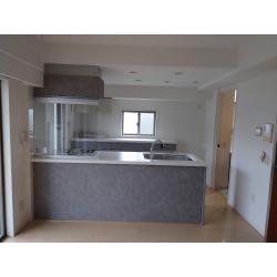 マンション購入後お住まいの為のリフォーム。家族が集まるリビングを中心に主に水廻りをリフォームしました。既存キッチンの背面の壁を取り払う事で、キッチンに立ちながらお子様を見守れるようになりました。