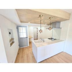 間取り変更含めフルリフォーム。明るくナチュラルテイストのお部屋にしました。憧れのペニンシュラキッチンやパントリー、造作のカウンター、ニッチなど可愛らしさだけでなくちょっとした使い勝手の良さもあるリフォームです。