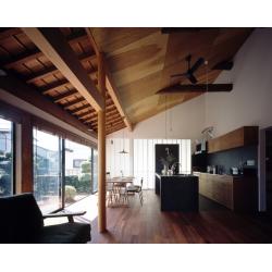 祖母様から譲り受けた平屋の日本家屋を、現代の暮らしに合わせてリノベーションしました。既存の立派な梁（はり）や柱をあえて見せることで、建物の歴史と趣を活かしています。 天井は勾配をつけて開放感を出し、木目が美しい板張りに。空間を引き締めるブラックのアイランドキッチンを組み合わせ、新旧が調和した「和モダン」なLDKを実現しました。お施主様ご自身によるDIYの漆喰塗りも取り入れ、想いの詰まった唯一無二の空間です。