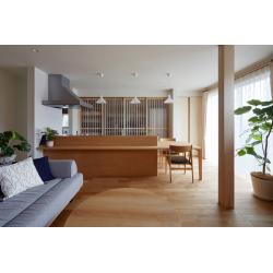 築35年の住まいの1階をスケルトンリフォーム。介護を見据えた動線計画と性能向上を図り、快適な住環境を実現しました。かつての二間続きの和室は、木の温もりを感じる開放的なリビングへと一新。家の記憶を大切に残しながらも、自然素材に包まれる心地よい空間へと生まれ変わりました。これからの暮らしに彩りと癒やしを与える、バリアフリーで上質な住まいです。