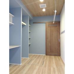 収納たっぷり、明るい家事室を造りました。