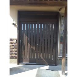 防犯性能と断熱性能を高める玄関引き戸に変更しました。