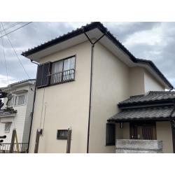 【外壁塗装】外壁：モルタル　塗料メーカー：アステックペイント　使用塗料：プラチナフッ素REVO２０００ーIR
【付帯塗装】
破風板・軒天・雨樋・雨戸、戸袋・水切り
【シーリング工事】
冊子周り増し打ち
【軒天張り替え工事】

