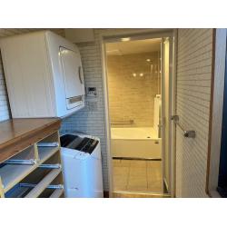 古くなったお風呂を新しくしました。その際一緒に洗面所のクロス・床の張替とガス給湯器からエコキュートへの変更を行いました。