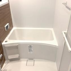 ユニットバスを新しく入れ替え、清潔感のあるすっきりとした浴室に仕上がりました。落ち着きのあるデザインで、ゆったりと過ごせる雰囲気に。日々のお手入れにも配慮した設備を採用し、一日の疲れを癒やすバスタイムを楽しんでいただける空間になりました。