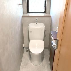 シックな内装で魅せる、上品なトイレ空間