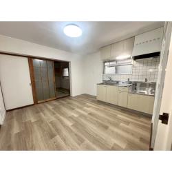 リビング・和室・キッチンを望む開放的な空間。ナチュラルな風合いが特徴の木目柄のサンゲツフローリングを採用しました。
畳の趣とシンプルな設備が心地よく調和します。明るく落ち着いた雰囲気の、上質で洗練された住まいに仕上がりました。