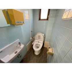 既存の壁タイルは状態が良好だったため、すべて撤去するのではなく必要な部分のみを補修し、既存のタイルを活かした施工をご提案しました。解体範囲を抑えることで工事期間やコストにも配慮しています。
また、床材については耐久性や清掃のしやすさを考え、クッションフロアではなく長尺シートの使用をご提案。使用頻度の高いトイレでも傷みにくく、日常のメンテナンスもしやすい仕上がりになるよう計画しました。洋式トイレへの変更とあわせて、使いやすさと実用性を重視したリフォームとなっています。