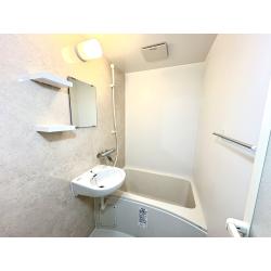 明るく清潔感のある浴室へと生まれ変わりました。
浴槽のまたぎ高さも低くなり、出入りがしやすくなっています。

断熱性の高い浴室になったことで、冬場でも快適に入浴できるようになりました。
また、壁や床は汚れが付きにくく、お掃除の負担も軽減されています。

お客様からも
「以前より暖かく、毎日のお風呂が楽しみになりました」
と喜びのお声をいただきました。