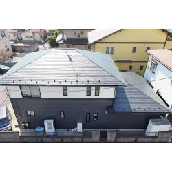 施工前は、外壁全体に経年による色あせが見受けられ、塗膜の劣化により防水性の低下も進んでいる状態でした。あわせて目地シーリングの劣化や外壁材の反り、ゆがみも見られたため、建物全体をしっかり整える必要がありました。今回の工事では、屋根外壁ともに無機レガロシリーズで仕上げています。外壁は1階と2階で色を分けることで全体のまとまりを整え、屋根は黒色で引き締まった印象に仕上がりました。耐久性と費用対効果のバランスにも優れた、安心感のある外装プランです。