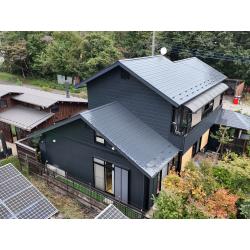 施工後は、屋根外壁ともに無機レガロシリーズで仕上げたことで、建物全体が落ち着いた濃色で統一され、引き締まった印象になりました。施工前に見受けられた屋根の色むらや汚れ、外壁の防水性低下も整い、全体のまとまりがぐっと増しています。屋根はPL 46、外壁はPL 47で仕上げており、耐久性と費用対効果のバランスにも優れた外装リフォームとなりました。