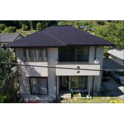 【屋根外壁塗装】白い外壁とダークな屋根で引き締めた塗り替え