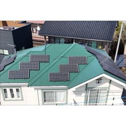 ノンアスベスト屋根の施工後の様子です。グリーン系の色で屋根全体が統一されており、均一に仕上がっています。

今回の屋根はノンアスベストスレートでひび割れが多く見られたため、ロックウレア工法を使用しました。含浸ソリッドプライマーを屋根材に浸透させて内部から基材を固化・補強したうえで、30年耐久のストロングウレアで仕上げています。表面に塗膜を乗せるだけでなく、屋根材そのものの強度を高めることでひび割れの進行を抑えています。

ソーラーパネルは脱着を行わず、丁寧に施工しました。屋根保証10年・家健アフターメンテナンス付きで、長期的に安心してお住まいいただける状態に整っています。