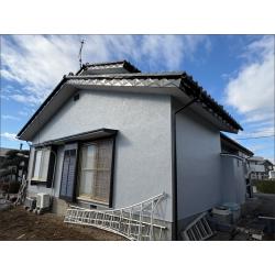 白系からグレーに塗り替えた、和風2階建ての施工後です。外壁全体がグレーで統一されており、瓦屋根や付帯部との組み合わせで落ち着いた仕上がりになっています。施工前の白系とは印象が変わり、建物全体としてすっきりとまとまっています。

外壁には無機ハイブリッドチタンガードを使用しました。30年耐久・外壁保証15年の高い性能を持ち、家健アフターメンテナンス（定期点検7回）も付いており、塗装後も長期にわたって状態を確認できる体制が整っています。

付帯部もあわせて整えており、建物全体としてバランスよくまとまった仕上がりになっています。防水性も回復し、長期的に安心してお住まいいただける状態になっています。