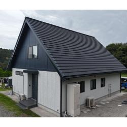 今回の外壁塗装では、外壁とあわせてシーリング工事も実施しました。外壁の色分けを活かしたモノトーンカラーでまとめることで、シャープで落ち着きのある外観へ生まれ変わっています。シーリングの打替えにより防水性を回復させるとともに、高耐候な無機塗料で建物全体を保護し、長期間安心してお住まいいただける仕上がりとなりました。