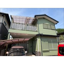 施工完了後の正面外観です。オリーブグリーンの外壁が建物全体に統一感を与え、落ち着きのある印象に仕上がりました。黒い屋根・雨樋との組み合わせが全体を引き締め、築48年の建物とは思えないほど生まれ変わった仕上がりになっています。無機レガロシリーズの塗膜が外壁をしっかりと保護し、防藻・防カビ機能により今後の汚れや苔の発生も抑えます。ラジカル制御機能で紫外線による塗膜劣化も防ぎ、長期にわたって今回の仕上がりを維持します。保証7年・家健アフターメンテナンス（定期点検3回）付きです。
