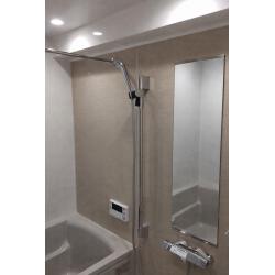 明るく清潔感のある浴室へ一新しました。落ち着いた色合いで空間をまとめ、毎日使いやすく、お手入れのしやすい仕様に仕上げています。