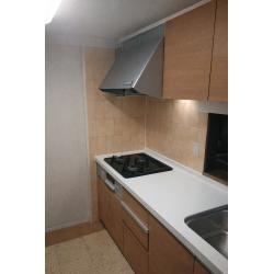 古くなっていたキッチンを、コストを意識しながらリフォームしました。必要な部分を見極めて整えることで、限られた予算の中でも、明るく清潔感のある使いやすい空間を実現しています。