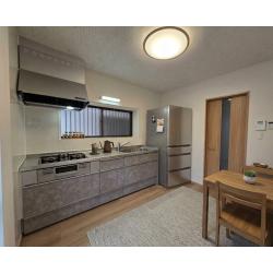 全面改装を行い、設備・内装ともに現代の暮らしに合わせた住まいへと一新しました。キッチンにはLIXILシエラS、浴室にはリデアM1216、洗面化粧台にはオフトフィット、トイレにはアメージュリトイレを採用し、機能性と清掃性を高めています。建材にはPanasonicベリティス、壁紙はサンゲツSPシリーズを選定し、オーク色と白を基調に明るく温かみのある空間に仕上げました。さらに電気配線の引き直しや建具の開口変更、ガラス扉から仕切扉への変更によりプライバシー性と使い勝手を向上させ、鍵交換による防犯性にも配慮したしました。細部に至るまで快適性と実用性を追求し、長く安心してお住まいいただけるようご提案・施工させていただきました。