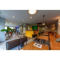 ２つのテイストの家具が映えるグレー×5色のカフェ