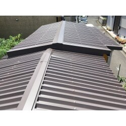 屋根から雨漏れが発生し、台風時期までに雨漏れを修繕したいとご相談を受け、軽量の屋根材への葺き替えをご提案させて頂きました。
施工後、雨漏れはなくなり、色合いや見た目にもご満足頂けました。
