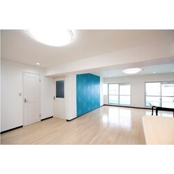 大胆なアクセントクロスで印象的な住まい