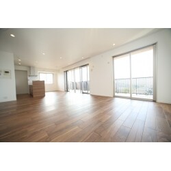 ダークブラウンが基調の落ち着いた住まい