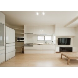 家の真ん中に階段があり、各部屋の床の高さがバラバラでした。
 階段の位置を変更して、家の形に沿った収納を設置し、デッドスペースを有効活用しています。
ホワイト色とメイプル色でまとまりのあるナチュラルな空間へ。